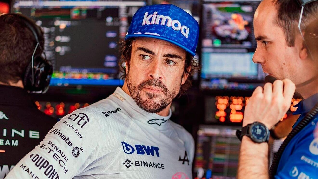 Alonso carga contra Hamilton