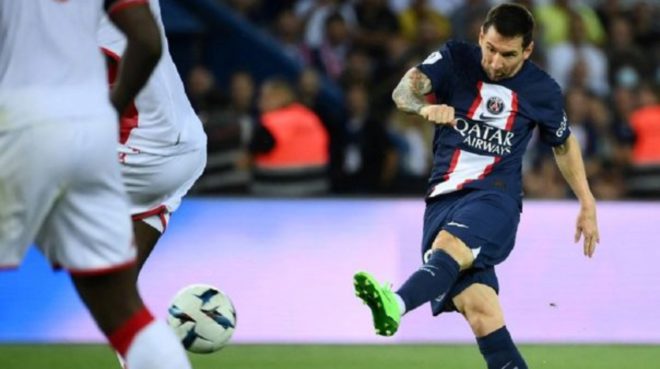 Messi tira con la zurda durante el partido con el Toulouse.