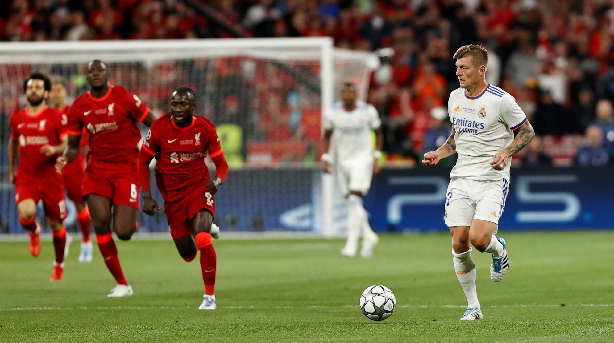Kroos conduce la pelota ante la marca de los jugadores del Liverpool.