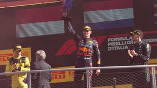 Verstappen levanta el trofeo tras el triunfo en Monza.