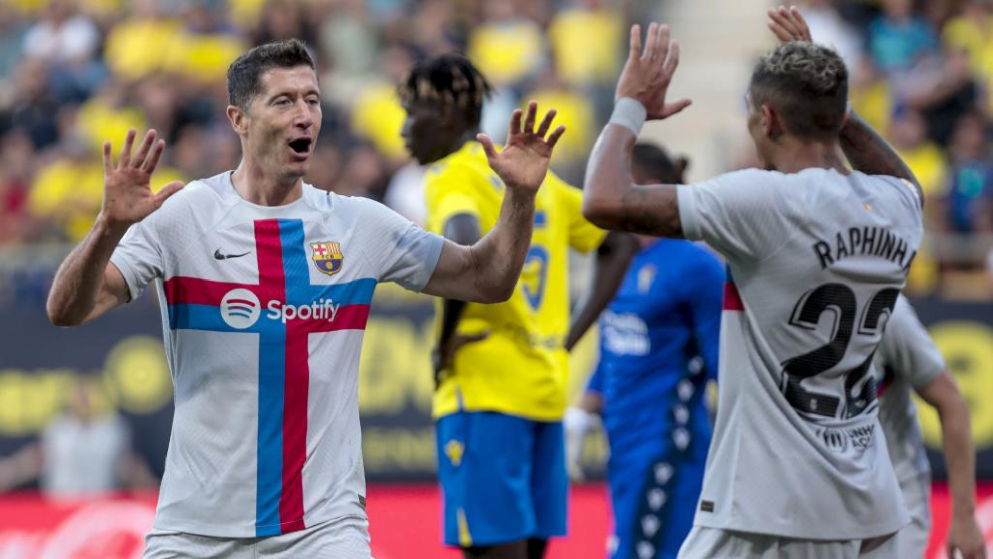 Robert Lewandowski festeja el gol que marcó ante el Cádiz