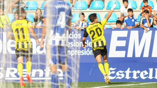 Giuliano Simeone festeja uno de sus dos goles con el Zaragoza