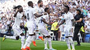 Los jugadores del Real Madrid celebran con Vinicius su gol al Mallorca