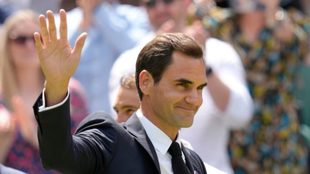 Federer saluda al público durante el último Wimbledon.