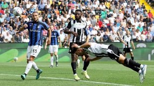 Arslan convierte con un cabezazo el tercer gol del Udinese.