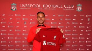 Arthur Melo posa con la camiseta del Liverpool el día de su...