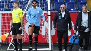 Ronald Araújo se retira lesionado durante el partido ante Irán.