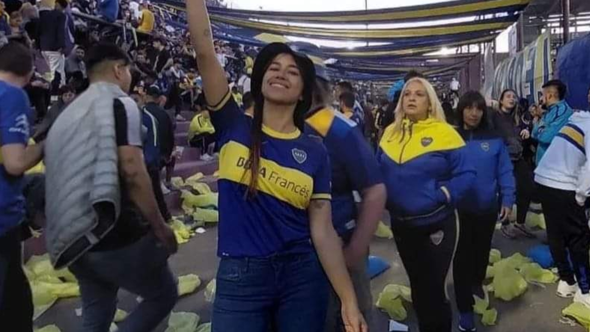Paola Emilse Fleitas, alentando a Boca durante un partido.