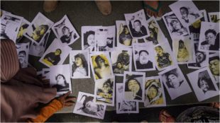Imágenes de los fallecidos en el partido de Indonesia.