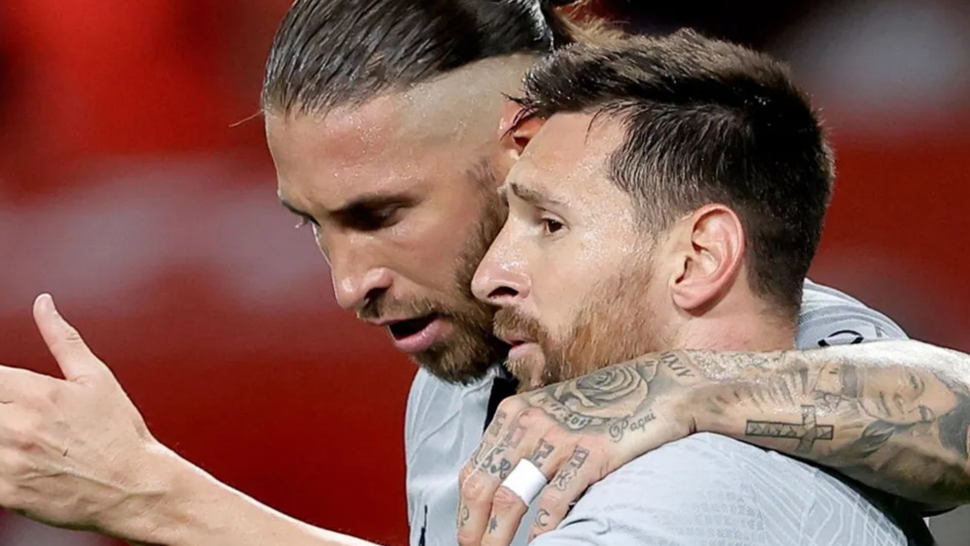Messi conversa con Ramos durante un partido del PSG.