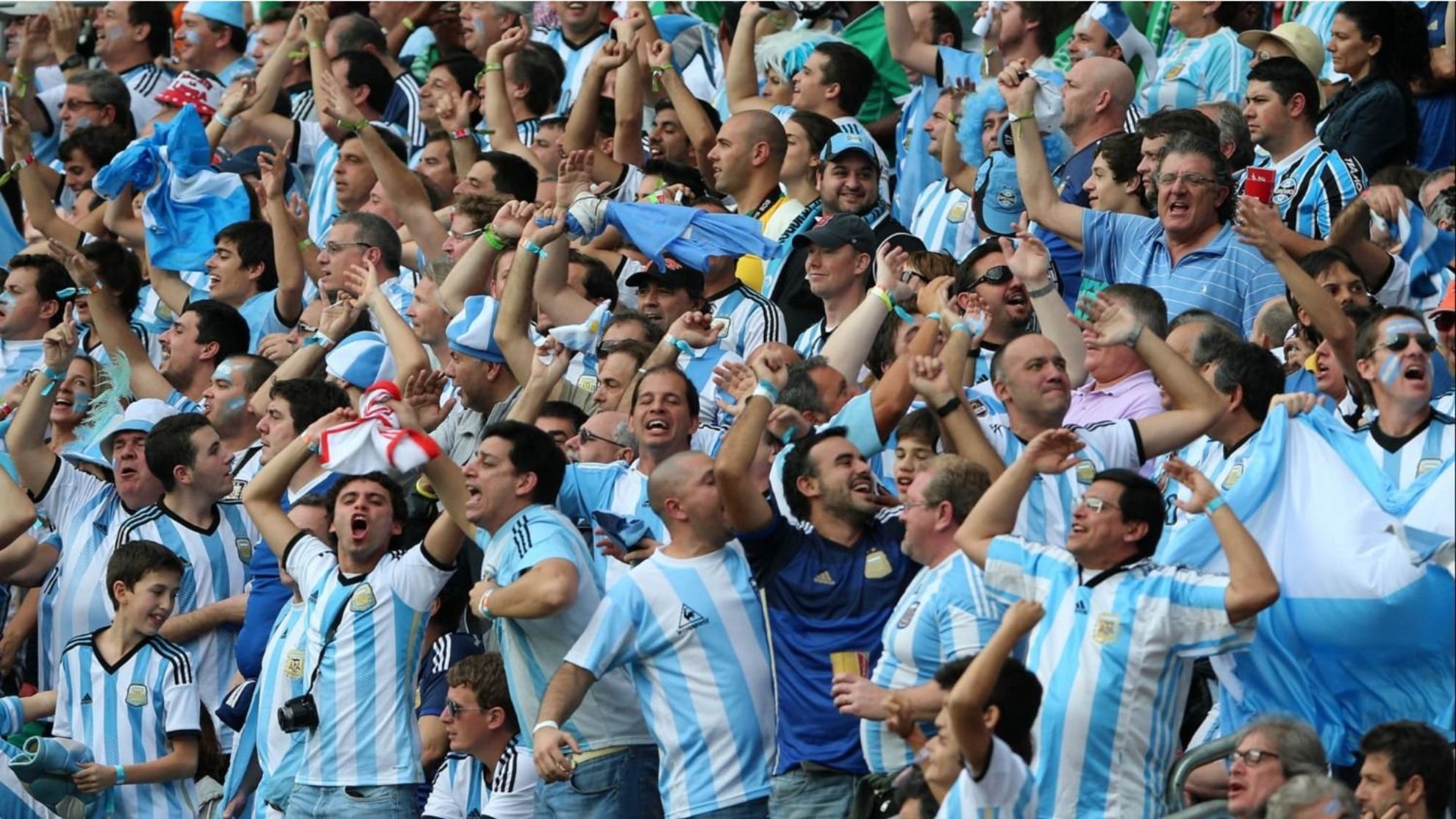 Selección Argentina: Argentina da colorido a Qatar: los primeros hinchas despliegan una gran bandera | MARCA Claro Argentina