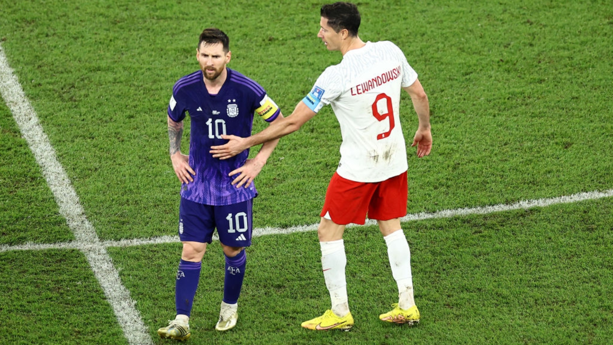 Lewandowski pide disculpas a Messi, pero este no las acepta.
