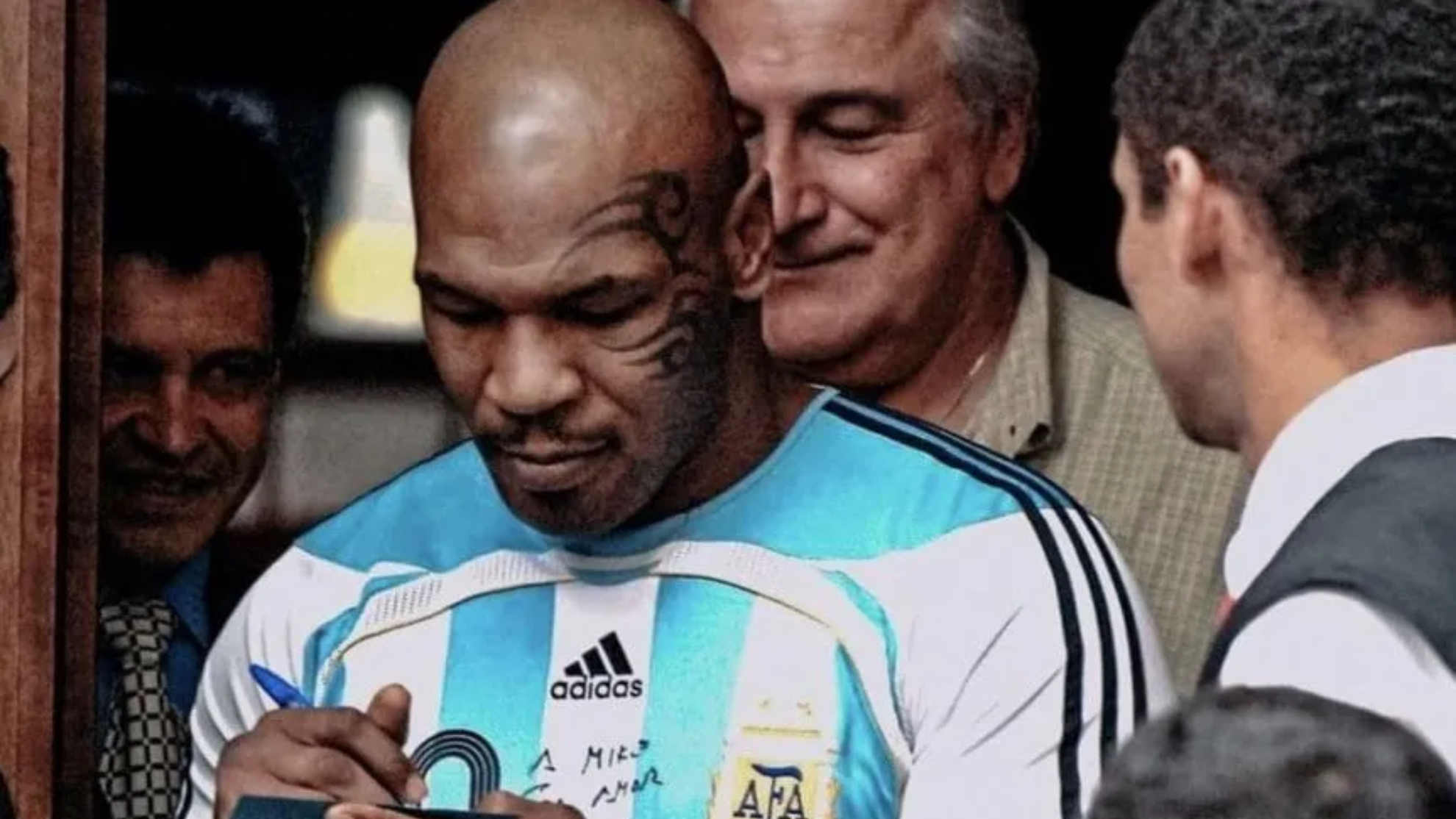 Melodrama aluminio Girar en descubierto Selección Argentina: Mike Tyson defendió a Messi y apuntó contra Canelo  Álvarez: "Si se atreve a tocarlo, tendré que volver al ring" | MARCA Claro  Argentina