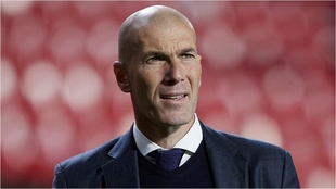 Zidane, durante un partido cuando entrenaba al Real Madrid.