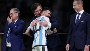 Domínguez abraza a Messi en la premiación de Qatar 2022