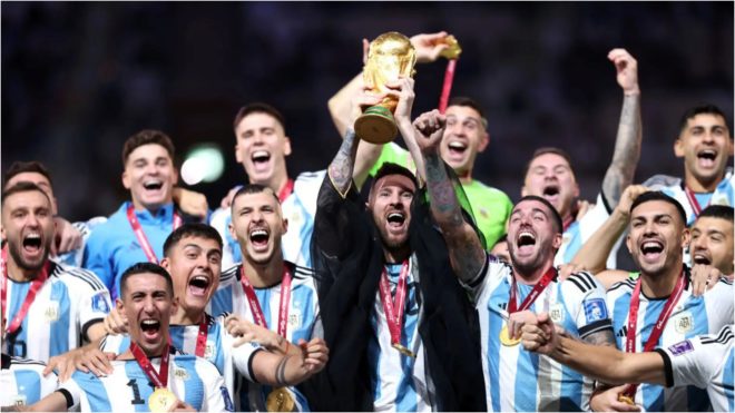 Messi levanta la Copa del Mundo ganada en Qatar ante Francia.