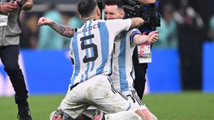 Paredes se abraza con Messi tras la consagración.