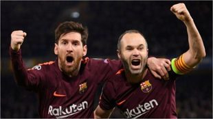 Messi e Iniesta festejan un gol con el Barcelona.