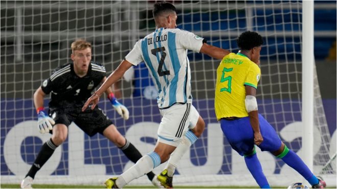Andrey Santos anota el segundo gol de Brasil ante Argentina.