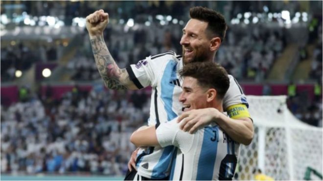 Julián Álvarez alza a Messi durante uno de los goles de Argentina en...