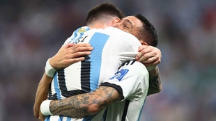 El abrazo entre Messi y Di María tras el gol a México.