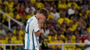 Paz se agarra la cara durante un partido con Argentina.