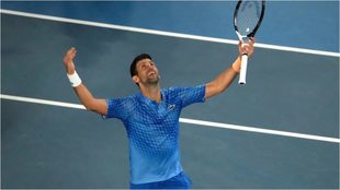 Djokovic mira al cielo tras vencer a Tsitsipas en Australia.