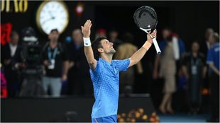 Novak Djokovic sonríe tras vencer en la final de Australia a...