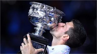 Djokovic besa el trofeo ganado en Melbourne a Tsitsipas.