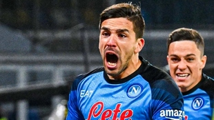 Napoli venció 2-1 a la Roma y quiere ser campeón de la Liga Italiana