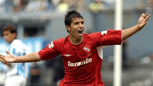 Agüero, jugando con Independiente y gritando un gol.