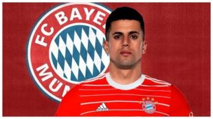 Cancelo posa con la camiseta del Bayern.