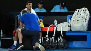 Novak Djokovic jugó en Australia con un desgarro