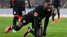 Muani festeja de rodillas un gol marcado con el Eintracht.