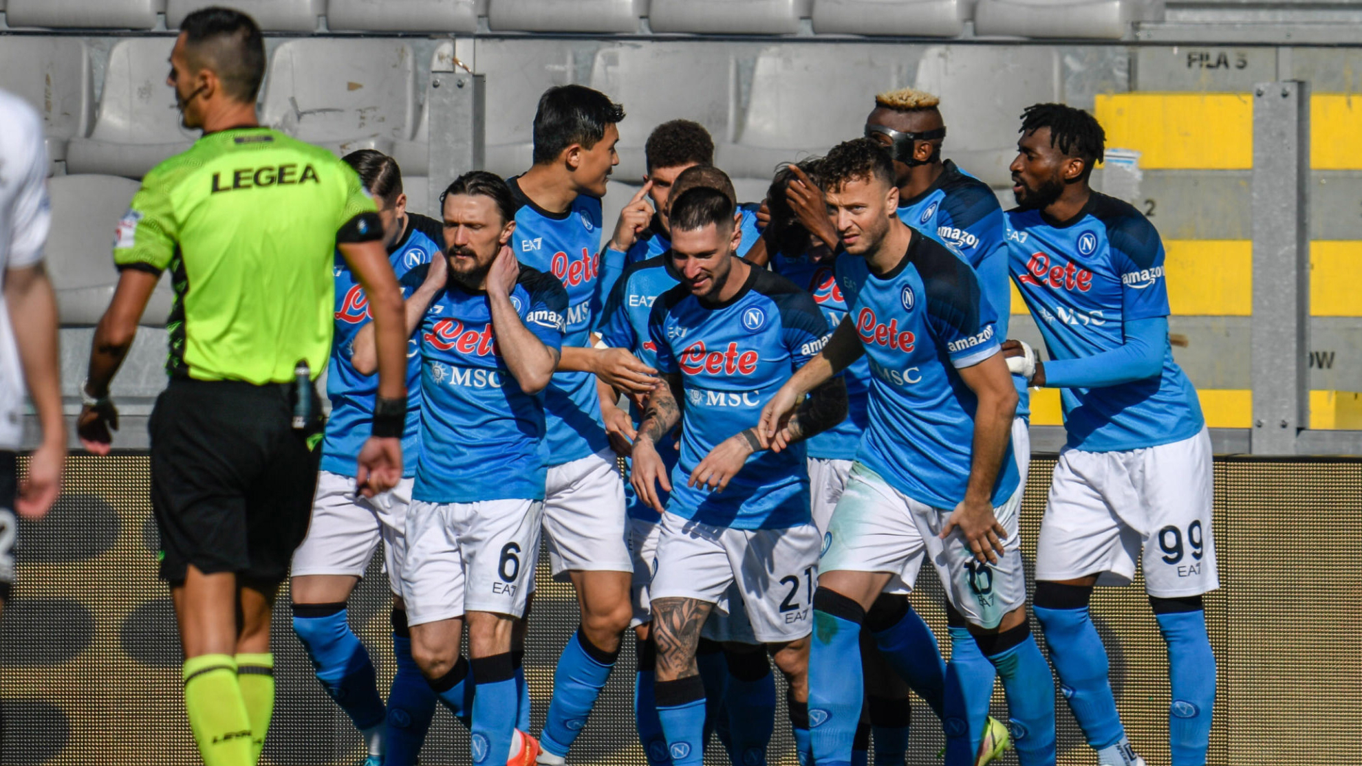 Los jugadores del Napoli celebran el triunfo ante el Spezia en la Serie A.