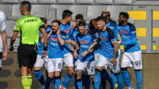 Los jugadores del Napoli celebran el triunfo ante el Spezia en la...